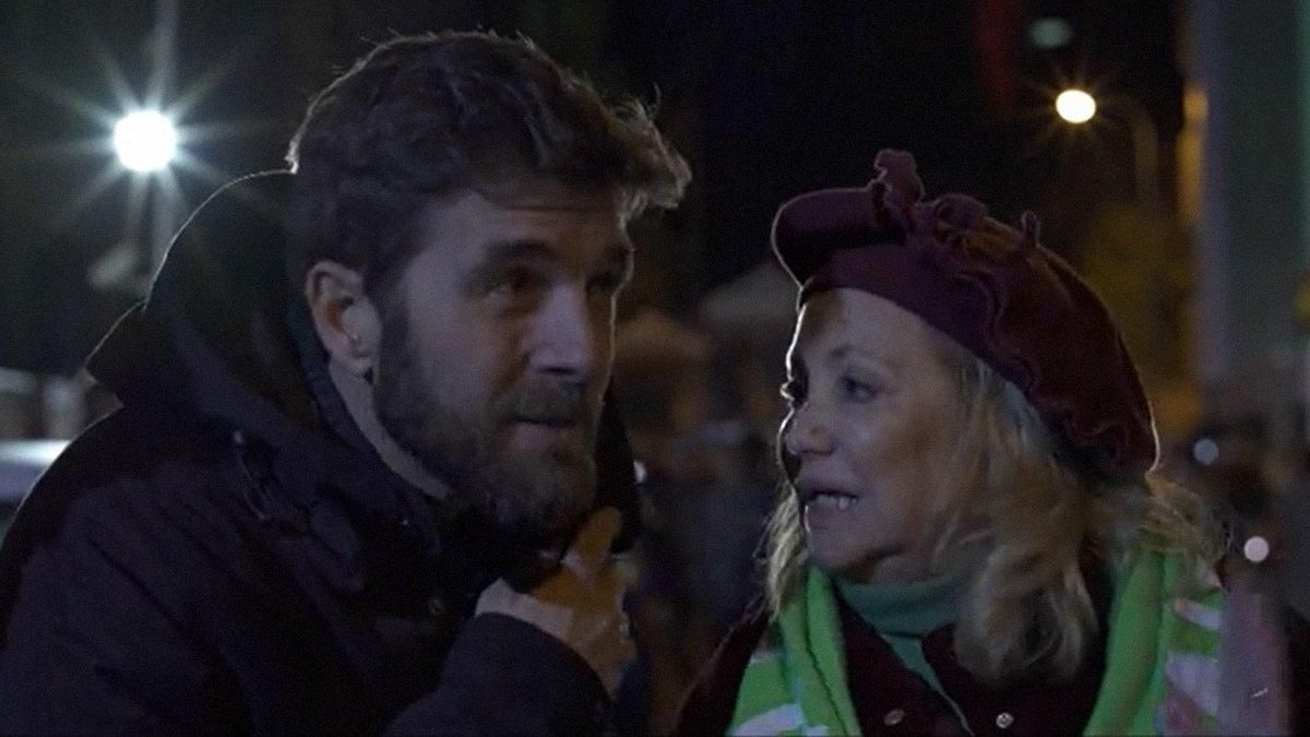 Votantes de Vox interrumpen a gritos una entrevista de Gonzo en 'Salvados': "¡Manipuladores!" Votantes de Vox interrumpen a gritos una entrevista de Gonzo en 'Salvados': "¡Manipuladores!"