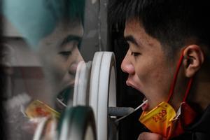 Un ciudadano chino se somete a un control para detectar covid, en Shanghai, el 23 de diciembre