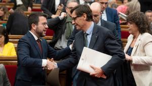El presidente de la Generalitat, Pere Aragonès, y el líder del PSC, Salvador Illa, durante una sesión plenaria en el Parlament