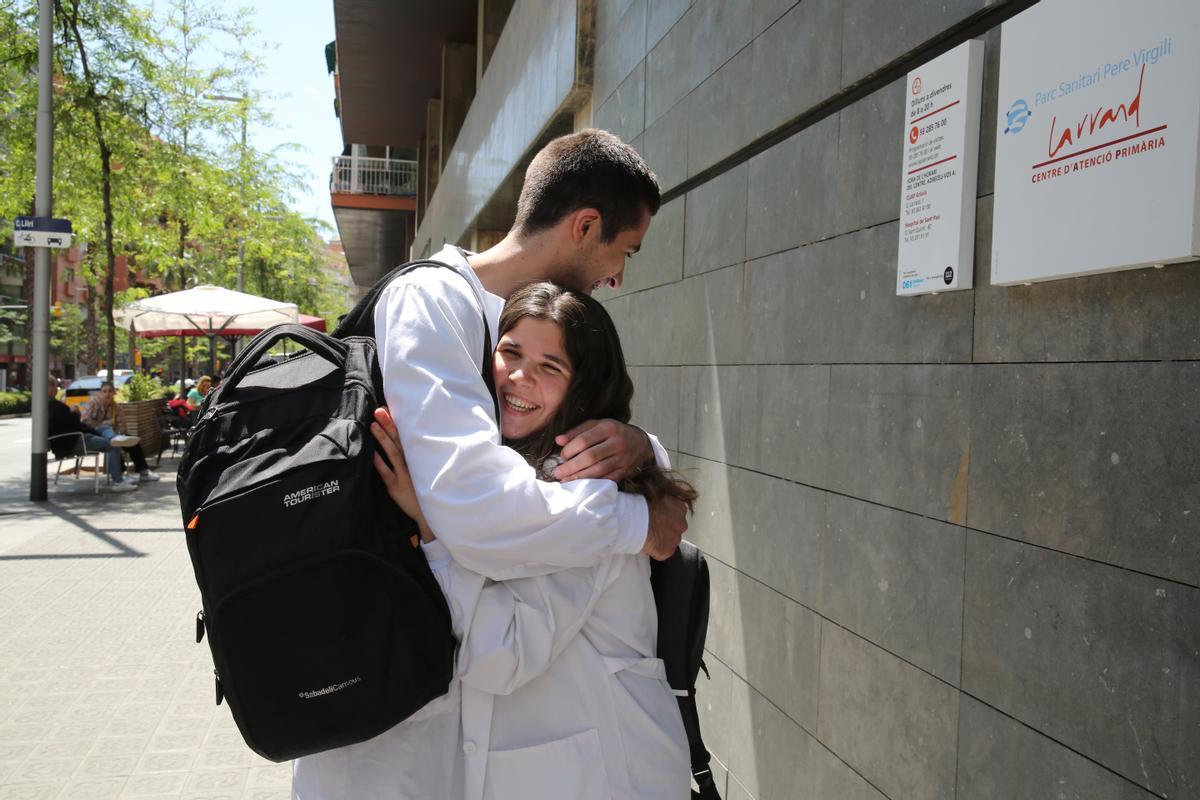 Ramon Bernadas y Marta Bernadet, alumnos que sacaron un 10 en la selectividad el año pasado. Ambos estudian Medicina en la UPF y hacen las prácticas en el CAP Larrard de Barcelona.