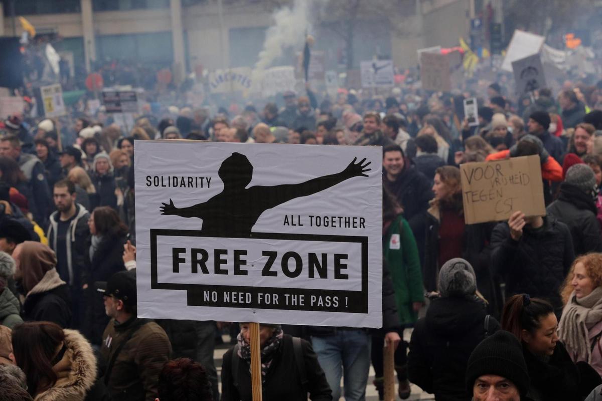 Unes 8.000 persones es manifesten a Brussel·les contra les mesures anti-Covid