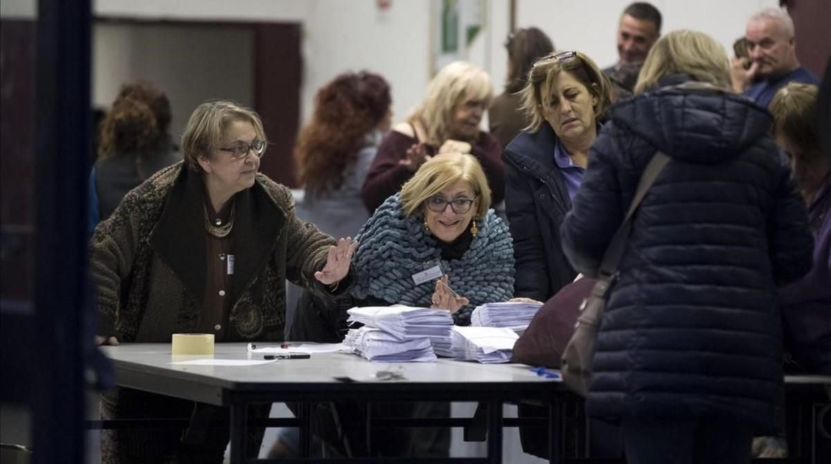 Miembros de una mesa electoral abren los sacos con las papeletas del referéndum. Miembros de una mesa electoral abren los sacos con las papeletas del referéndum.