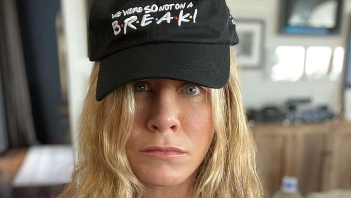 Jennifer Aniston luce una gorra de la primera colección oficial de ’Friends’. Jennifer Aniston luce una gorra de la primera colección oficial de ’Friends’.