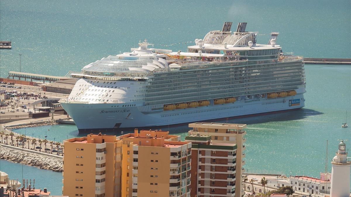 El barco Symphony of the Seas, este martes en el puerto de Málaga.