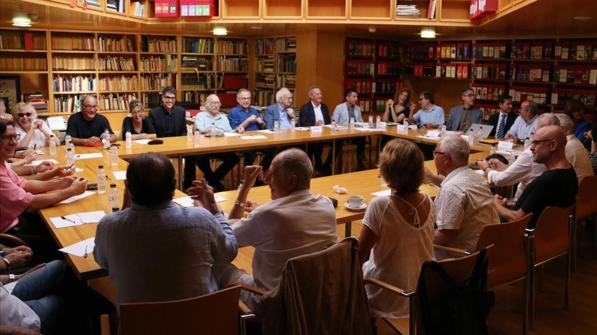 Los miembros del Patronato del Lliure en la reunión de celebrada en la biblioteca del teatro. Los miembros del Patronato del Lliure en la reunión de celebrada en la biblioteca del teatro.