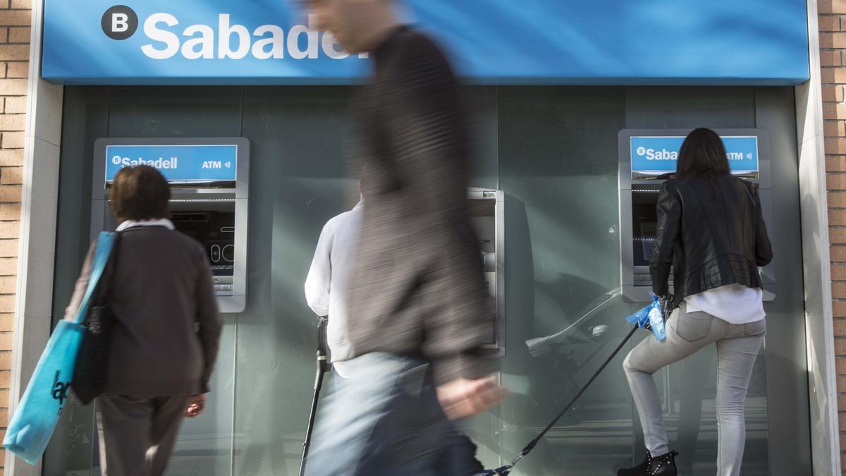 Aumentan las agresiones a los empleados de los bancos: el Sabadell prepara un protocolo para proteger a su plantilla