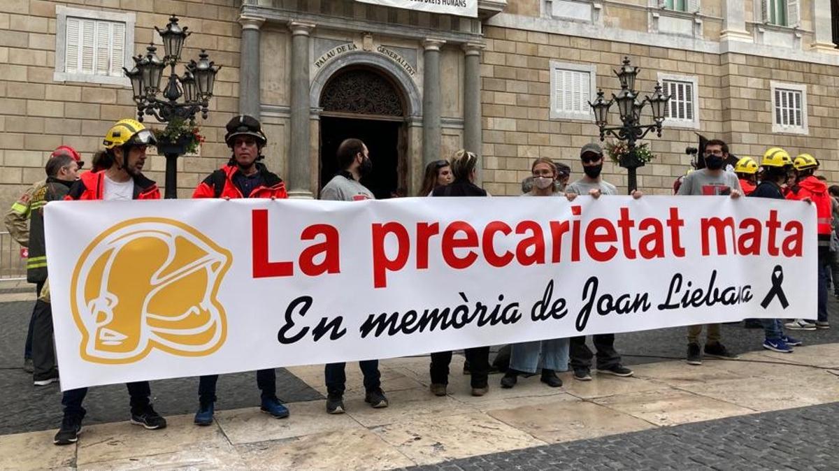 Manifestación en recuerdo del bombero fallecido Joan Liébana en la plaza de Sant Jaume, en octubre de 2021. 