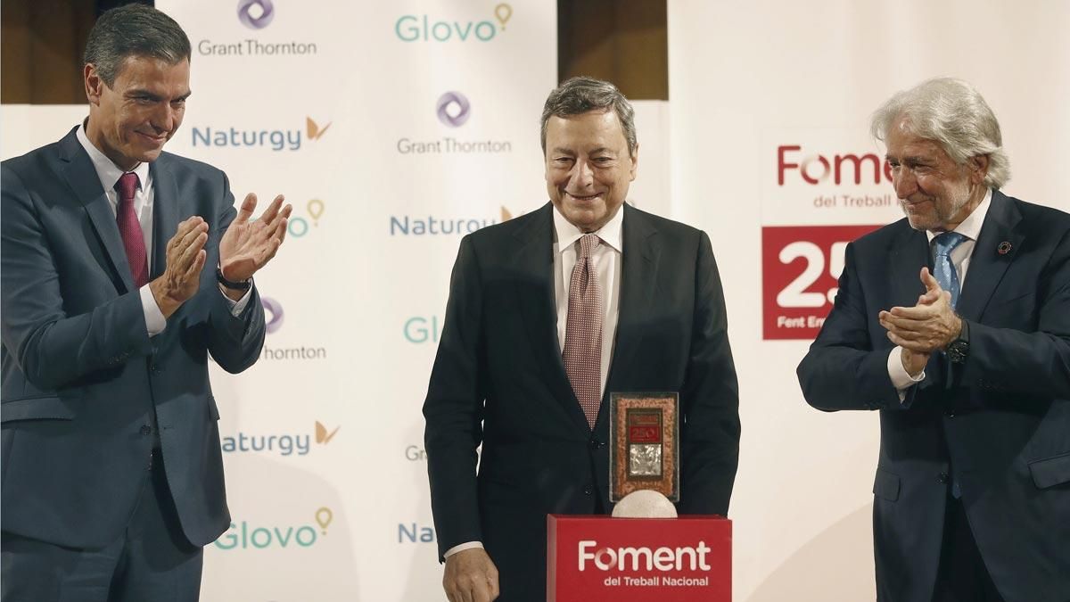 Pedro Sánchez, Mario Draghi y Josep Sánchez Llibre, en Barcelona. Pedro Sánchez, Mario Draghi y Josep Sánchez Llibre, en Barcelona.