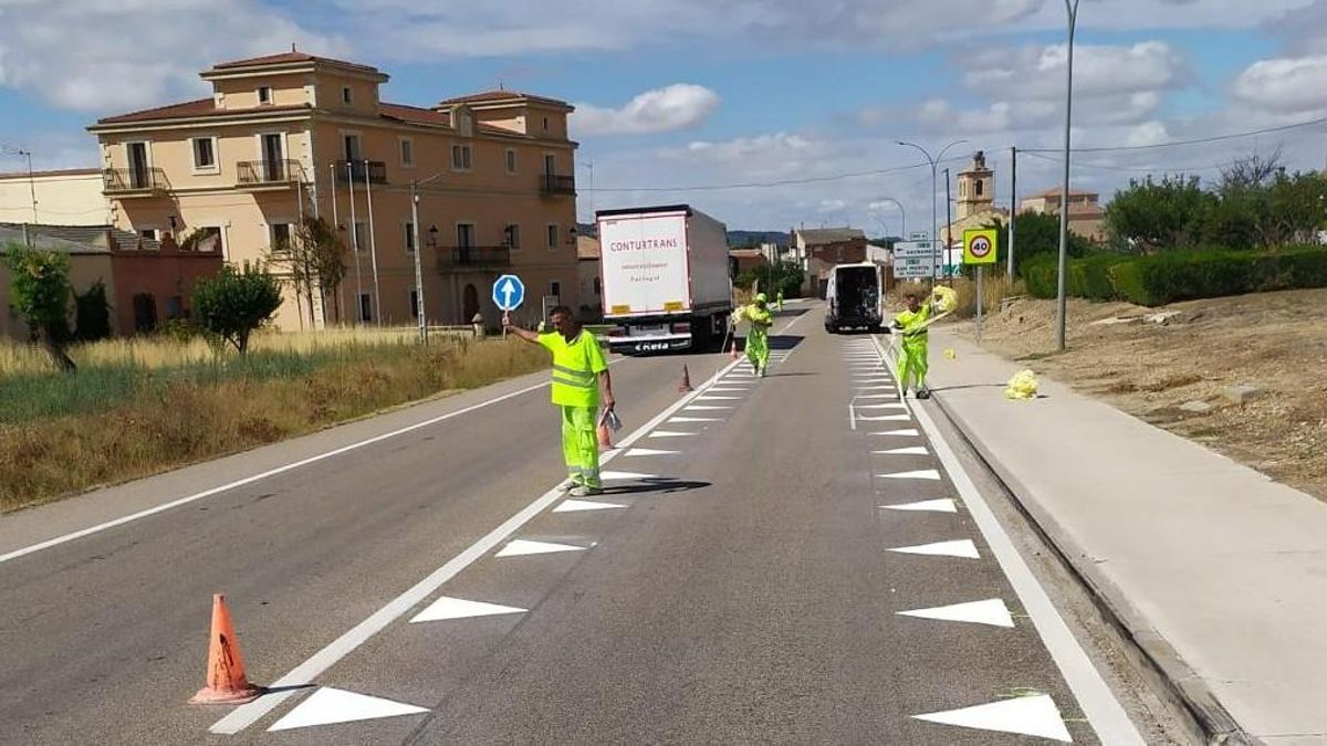 Operarios en una vía del municipio de Nava de Roa (Burgos) con la señalización de los dientes de dragón. Operarios en una vía del municipio de Nava de Roa (Burgos) con la señalización de los dientes de dragón.