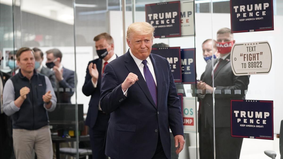 El presidente de los EEUU, Donald Trump, visita un colegio electoral en Arlington, Virginia.
