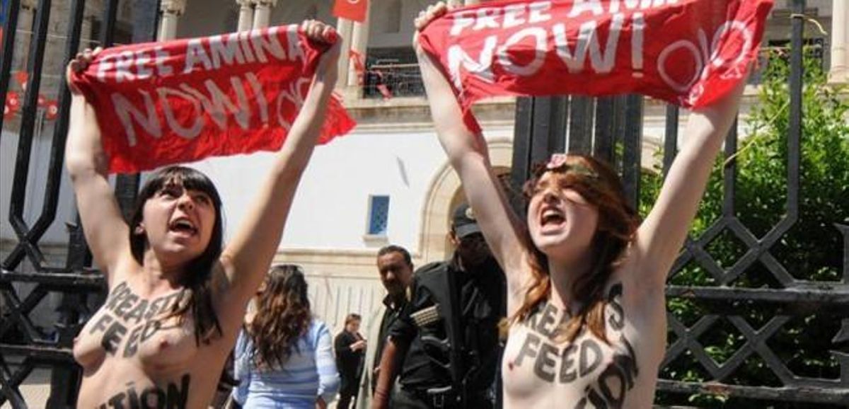 Las activistas europeas frente al Tribunal de Justicia de Túnez, ayer miércoles. EFE Las activistas europeas frente al Tribunal de Justicia de Túnez, ayer miércoles. EFE