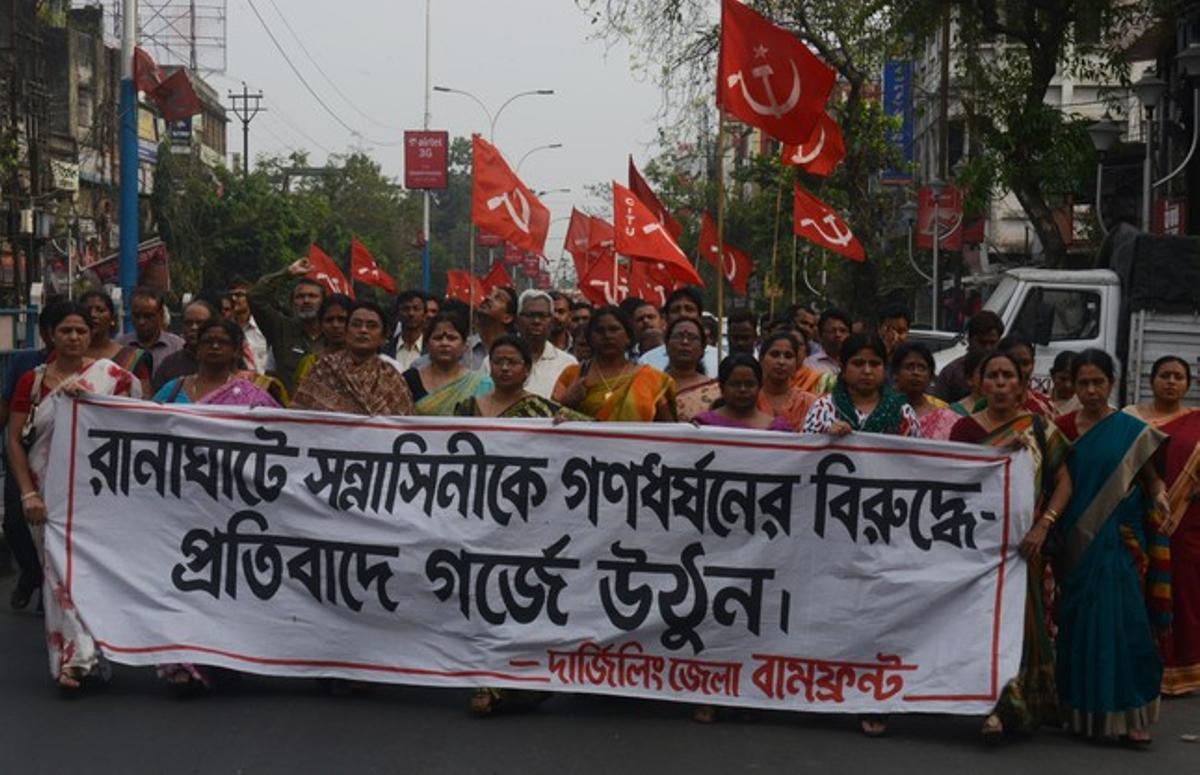 Activistas del Partido Comunista de la India se manifiestan contra la violación de la monja.
