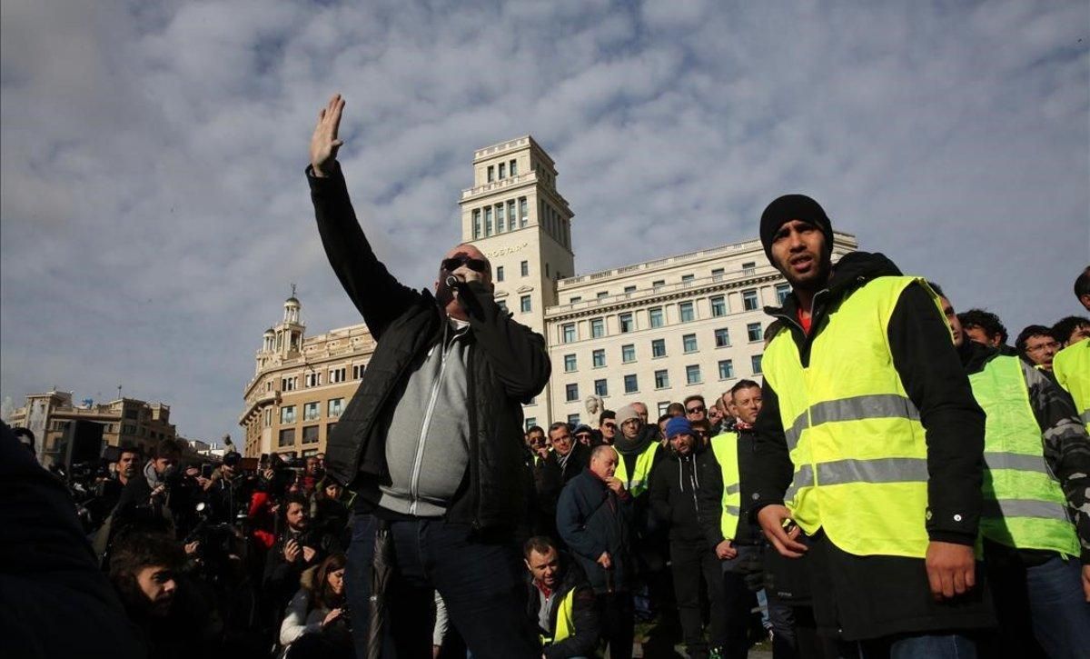 Asamblea de taxistas en la plaza de Catalunya de Barcelona. Asamblea de taxistas en la plaza de Catalunya de Barcelona.
