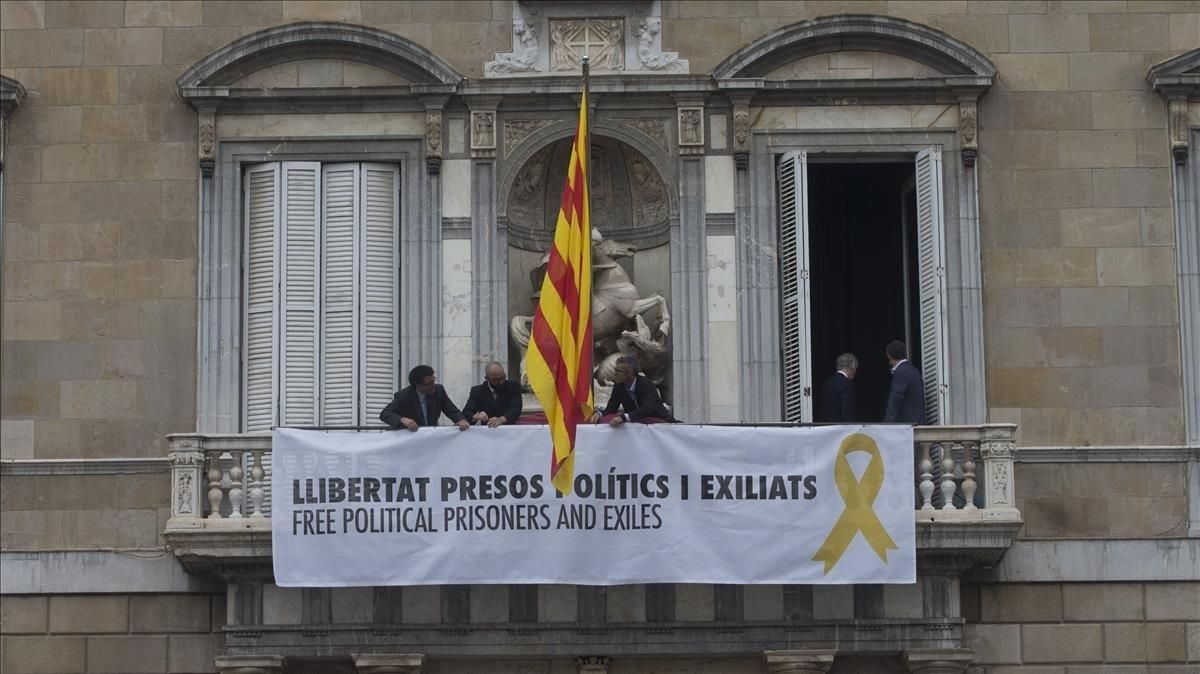 La Junta Electoral obliga Torra a retirar l'estelada i els llaços grocs La Junta Electoral obliga Torra a retirar l'estelada i els llaços grocs