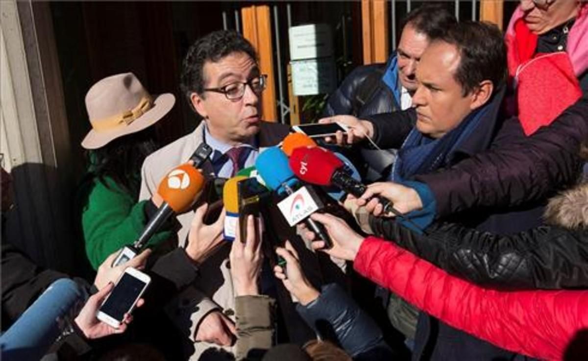 El representante de la Asociación Clara Campoamor -que ejerce la acusación popular-, Luis Antonio Calvo, atiende a los medios. El representante de la Asociación Clara Campoamor -que ejerce la acusación popular-, Luis Antonio Calvo, atiende a los medios.