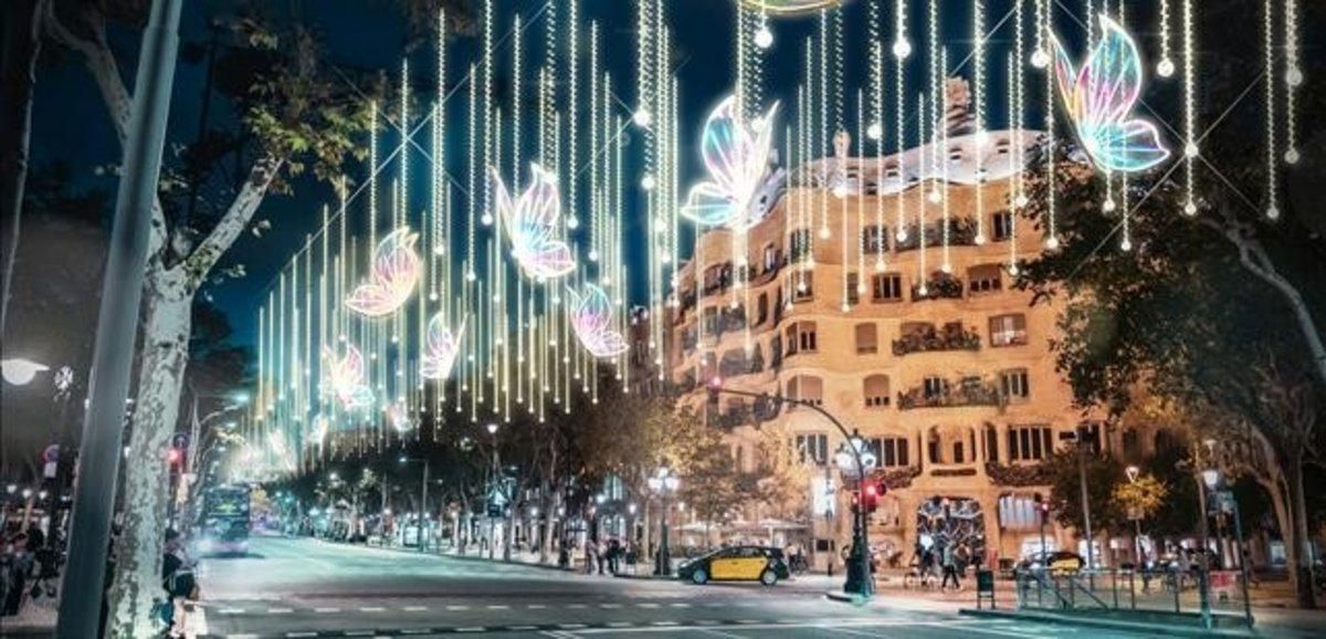Recreación de las luces navideñas en el paseo de Gràcia, con la Pedrera al fondo. Recreación de las luces navideñas en el paseo de Gràcia, con la Pedrera al fondo.
