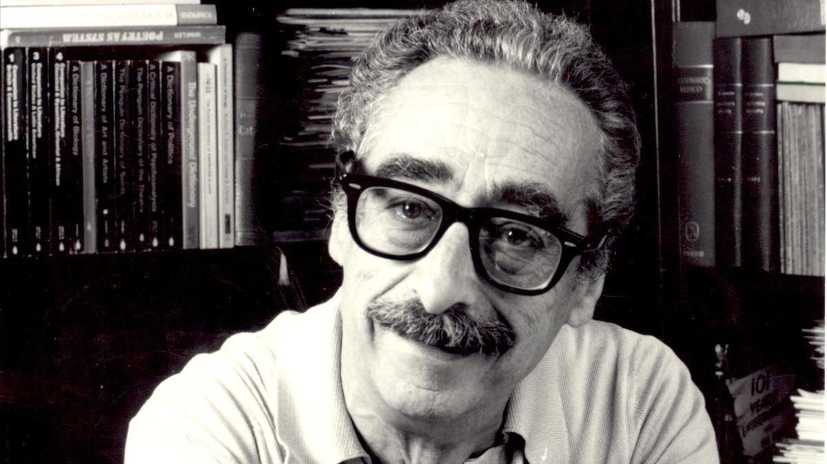 Manuel de Pedrolo en su despacho de Calvet, en 1985. Manuel de Pedrolo en su despacho de Calvet, en 1985.
