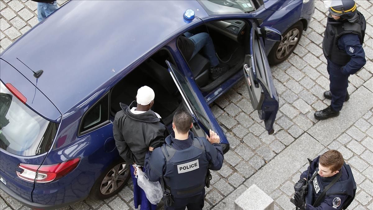 Agentes franceses arrestan a un sospechoso en una redada en Saint-Denis, en el norte de París, el 18 de noviembre del 2015, tras los ataques yihadistas de la semana anterior. Agentes franceses arrestan a un sospechoso en una redada en Saint-Denis, en el norte de París, el 18 de noviembre del 2015, tras los ataques yihadistas de la semana anterior.