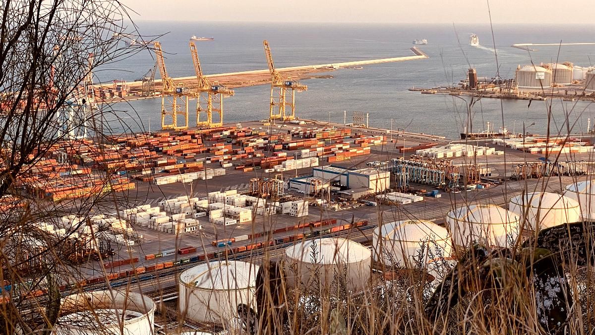 El puerto de Barcelona, visto desde Montjuïch. El puerto de Barcelona, visto desde Montjuïch.
