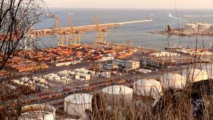 El puerto de Barcelona, visto desde Montjuïch. 