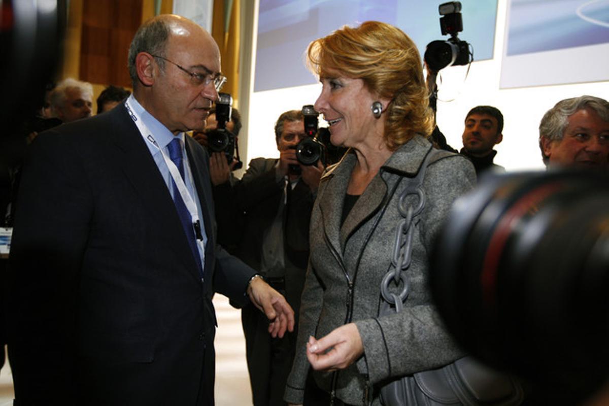 Gerardo Díaz Ferrán, entonces presidente de la CEOE, y Esperanza Aguirre, que presidía la Comunidad de Madrid, en un acto celebrado en Madrid el 2 de diciembre del 2009.