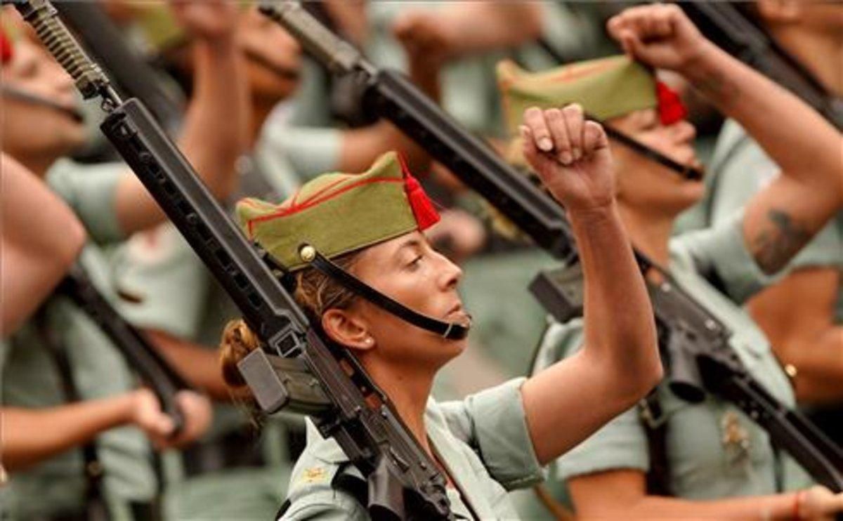 Un momento de un acto de homenaje a la bandera de España y desfile militar con motivo de la Fiesta Nacional del 12-O. Un momento de un acto de homenaje a la bandera de España y desfile militar con motivo de la Fiesta Nacional del 12-O.