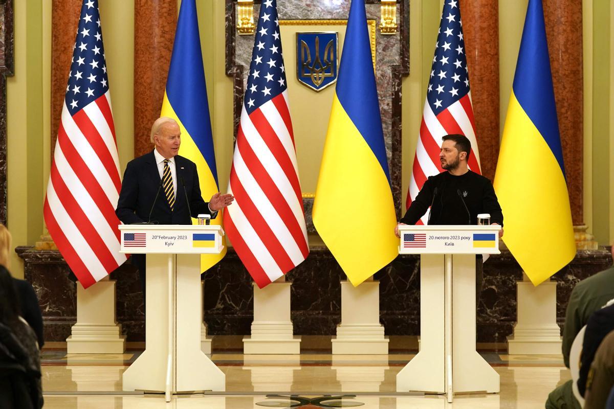 El presidente de EEUU, Joe Biden, y el de Ucrania, Volodímir Zelenski, durante la rueda de prensa conjunta en Kiev, este lunes.