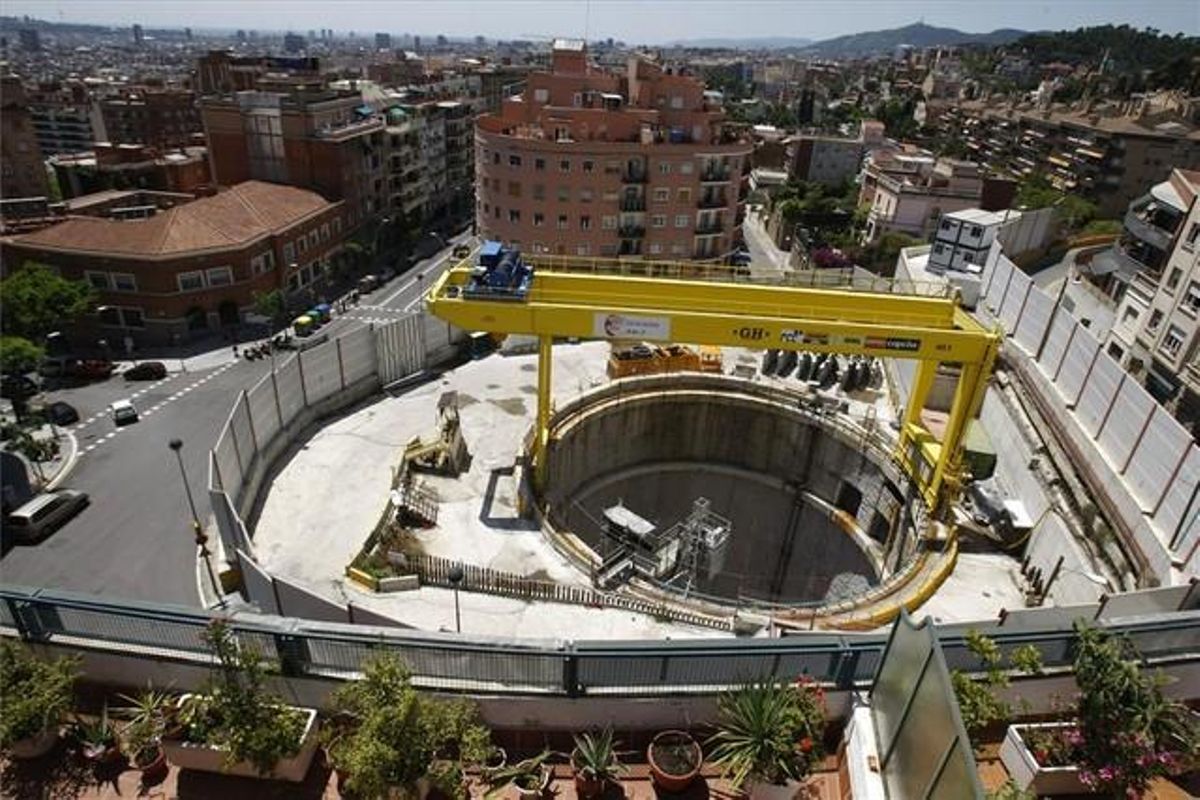 Las obras de la línea 9 del Metro en la plaza Sanllehy. Las obras de la línea 9 del Metro en la plaza Sanllehy.