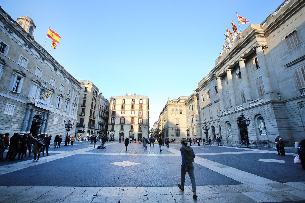 La plaza de Sant Jaume, con el Ayuntamiento de Barcelona a la derecha y la Generalitat, a la izquierda.