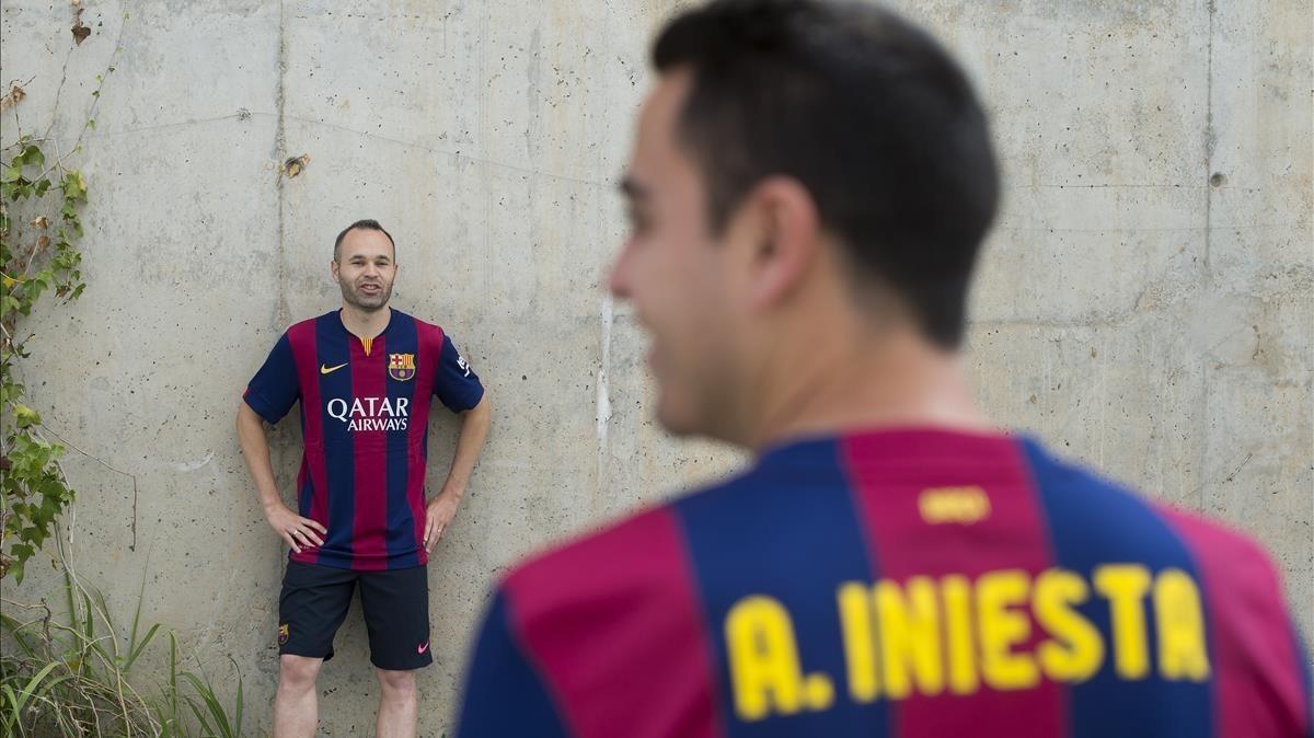 Xavi observa a Iniesta en la ciudad deportiva del Barça antes de la final de la Champions de Berlín-2015.