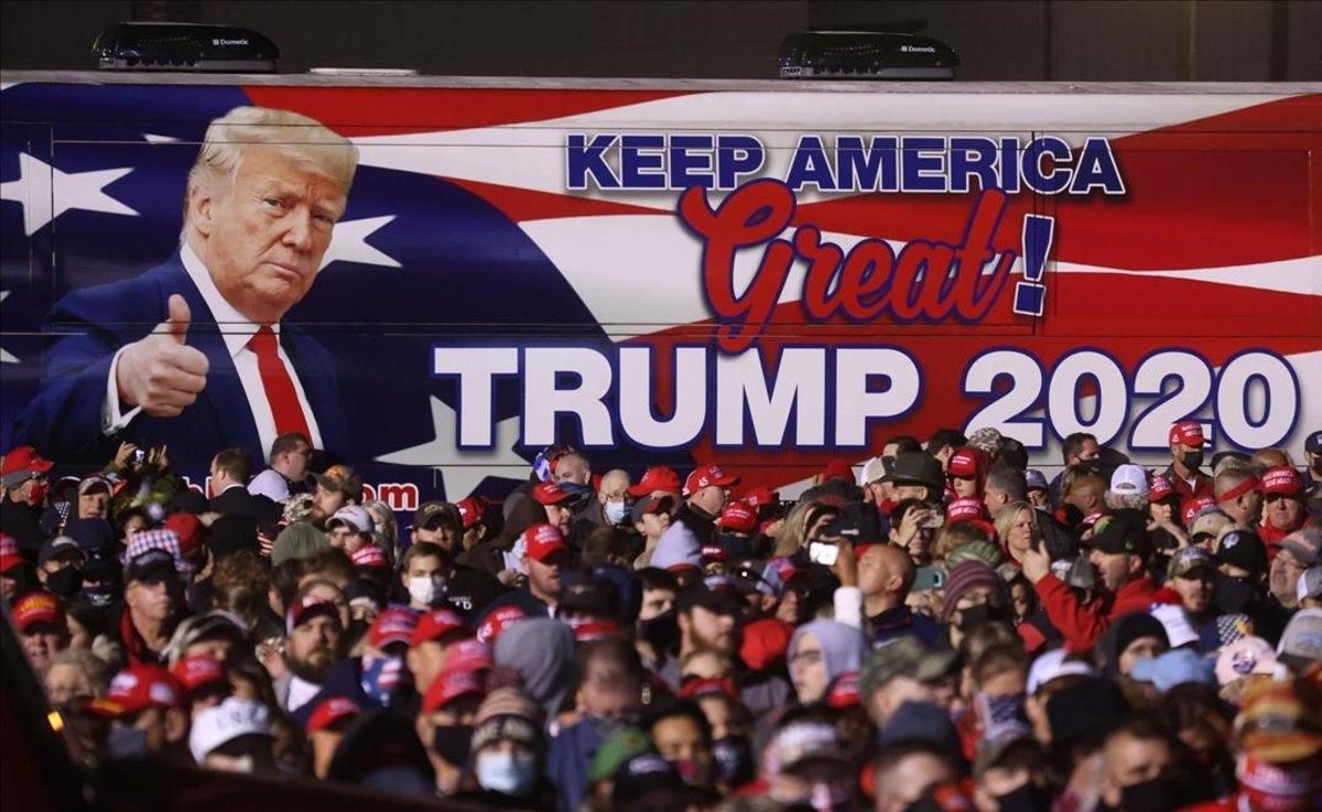Un autobús con la imagen del presidente Donald Trump en un acto en el aeropuerto Richard B. Russell, en Georgia. Un autobús con la imagen del presidente Donald Trump en un acto en el aeropuerto Richard B. Russell, en Georgia.