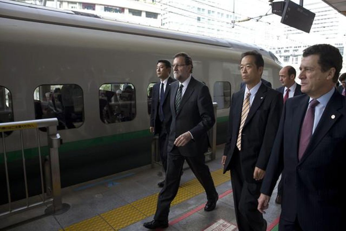 Mariano Rajoy, a su llegada a Fukushima, este jueves. Mariano Rajoy, a su llegada a Fukushima, este jueves.