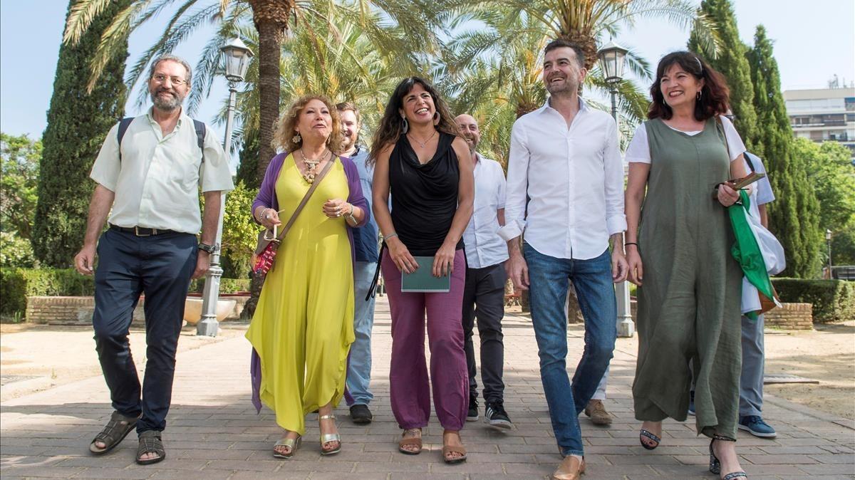Teresa Rodríguez, en el centro, con otros representantes de fuerzas de la confluencia andaluza de Podemos. Teresa Rodríguez, en el centro, con otros representantes de fuerzas de la confluencia andaluza de Podemos.
