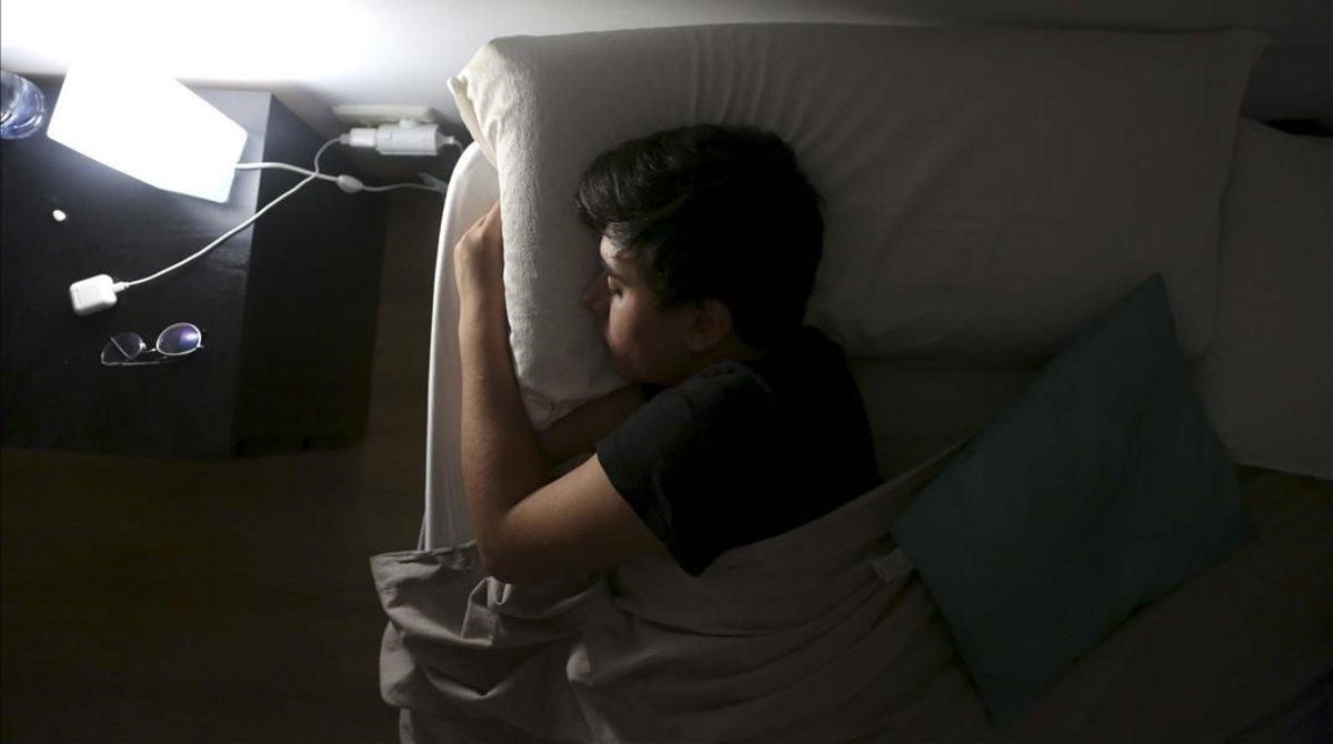 Un adolescente de 15 años trata de conciliar el sueño. Un adolescente de 15 años trata de conciliar el sueño.