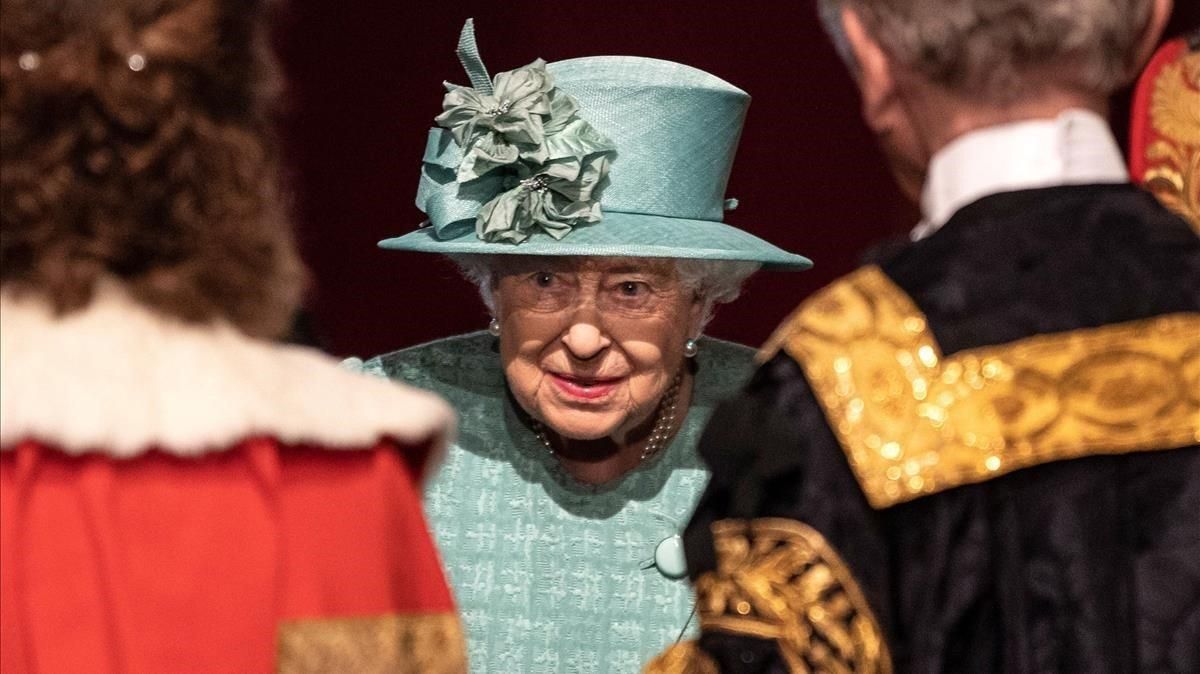 La reina Isabel II habla con unos oficiales antes de pronunciar su discurso, este jueves en Londres. La reina Isabel II habla con unos oficiales antes de pronunciar su discurso, este jueves en Londres.