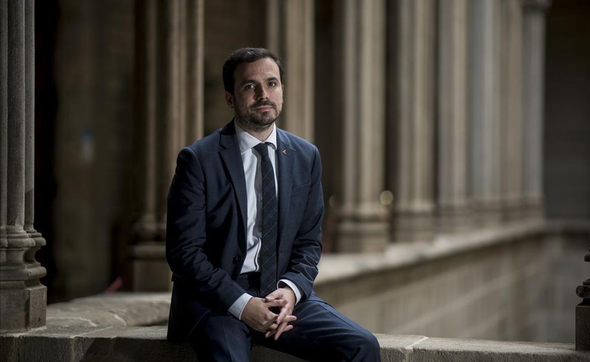 El ministro de Consumo, Alberto Garzón, fotografiado en la sala gótica del Ayuntamiento de Barcelona tras entrevistarse con la Ada Colau. El ministro de Consumo, Alberto Garzón, fotografiado en la sala gótica del Ayuntamiento de Barcelona tras entrevistarse con la Ada Colau.