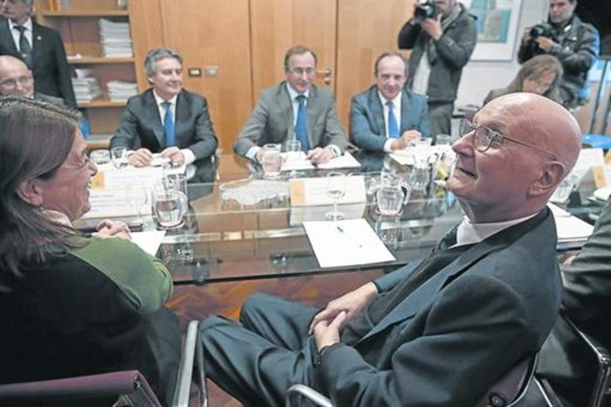El hepatólogo Joan Rodés (a la derecha, en primer plano) y el ministro de Sanidad, Alfonso Alonso, en una reunión el pasado enero en Madrid.