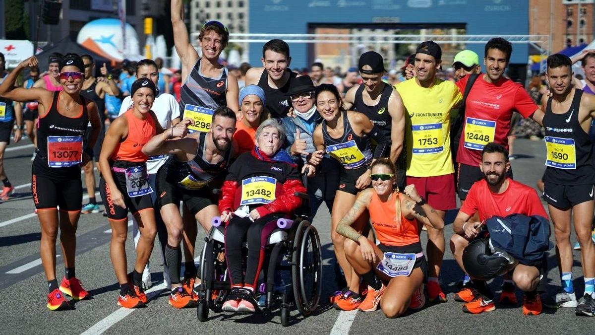Un atleta bate el récord Guinness en maratón empujando la silla ruedas de su madre con esclerosis múltiple