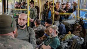 Centenares de combatientes de Azovstal abandonan la acería tras rendirse