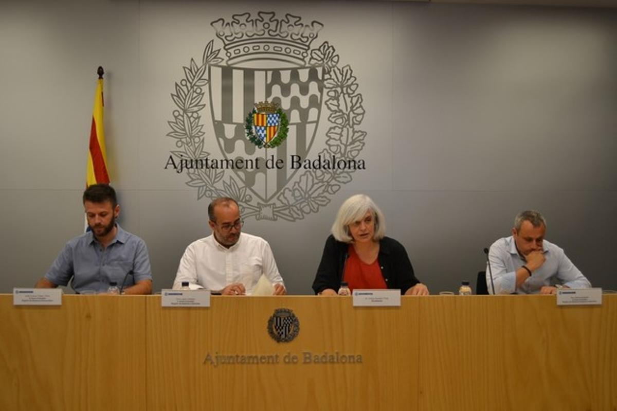 L’alcaldessa de Badalona, Dolors Sabater, amb els regidors Oriol Lladó, Àlex Mañas i José Téllez, durant la roda de premsa de balanç del mandat.
