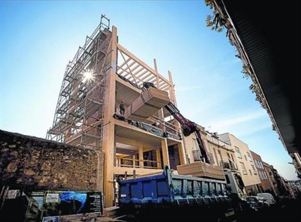Estructura de la nueva casa de madera del barrio de El Coll. Estructura de la nueva casa de madera del barrio de El Coll.