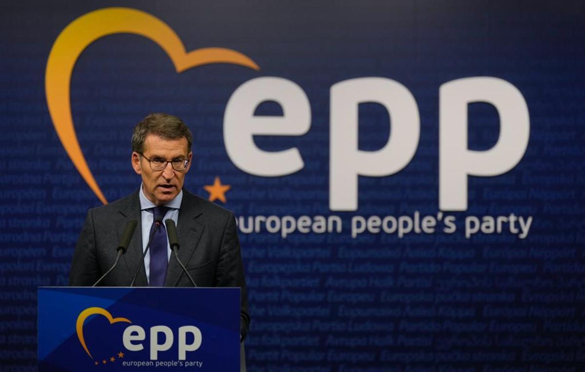 Feijóo acusa Sánchez de posar un «pedaç» a les pensions i critica que faci «el contrari» que Macron Feijóo acusa Sánchez de posar un «pedaç» a les pensions i critica que faci «el contrari» que Macron