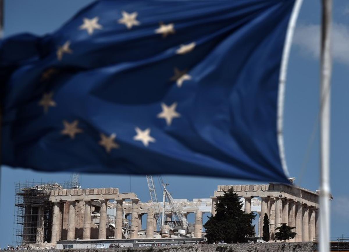 Una bandera de la Unión Europea y el Partenón griego.