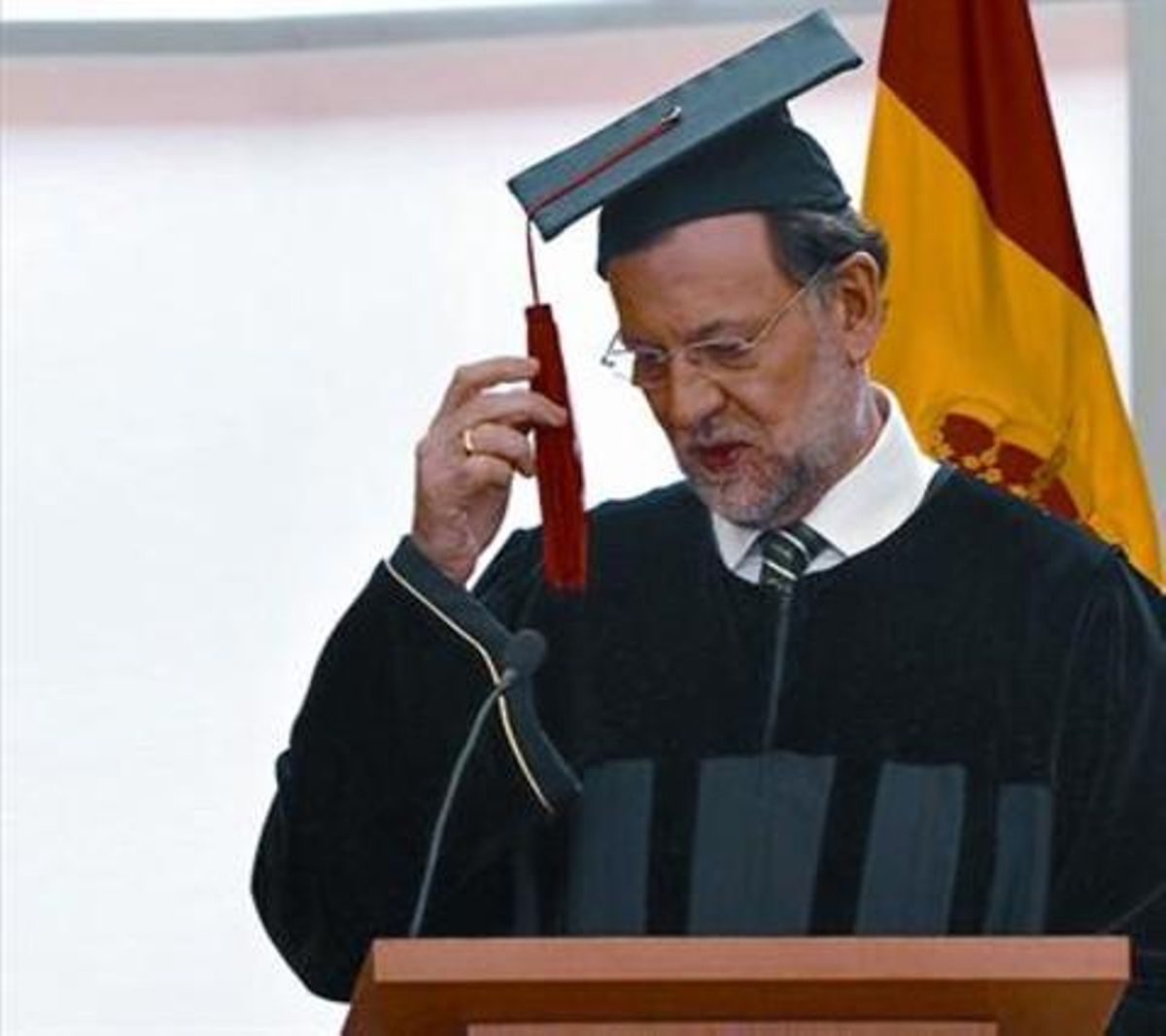 Rajoy, tras ser investido doctor honoris causa por la Universidad Sergio Arboleda de Bogotá, ayer. Rajoy, tras ser investido doctor honoris causa por la Universidad Sergio Arboleda de Bogotá, ayer.