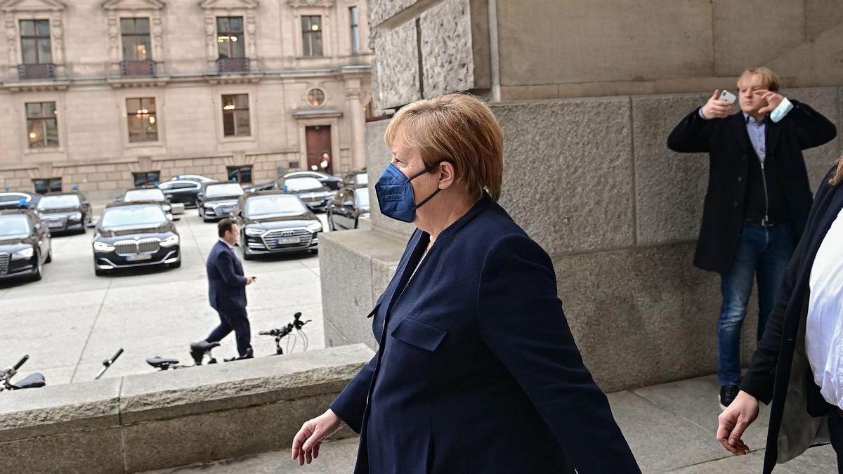 Angela Merkel abandona el Bundestag