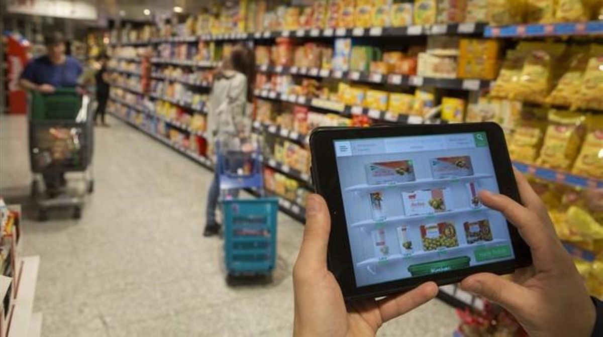 Un usuario consulta la ’app’ de un supermercado. Un usuario consulta la ’app’ de un supermercado.