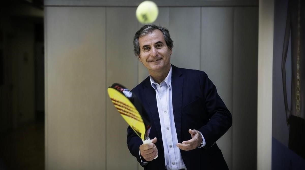 Pere Hernández posa para este diario con la pala de la federación catalana. Pere Hernández posa para este diario con la pala de la federación catalana.