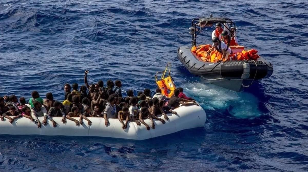 Operación de rescate de Médicos sin Fronteras de una sobrecargada embarcación neumática, a 26 millas de las costas de Libia, el 26 de octubre. Operación de rescate de Médicos sin Fronteras de una sobrecargada embarcación neumática, a 26 millas de las costas de Libia, el 26 de octubre.