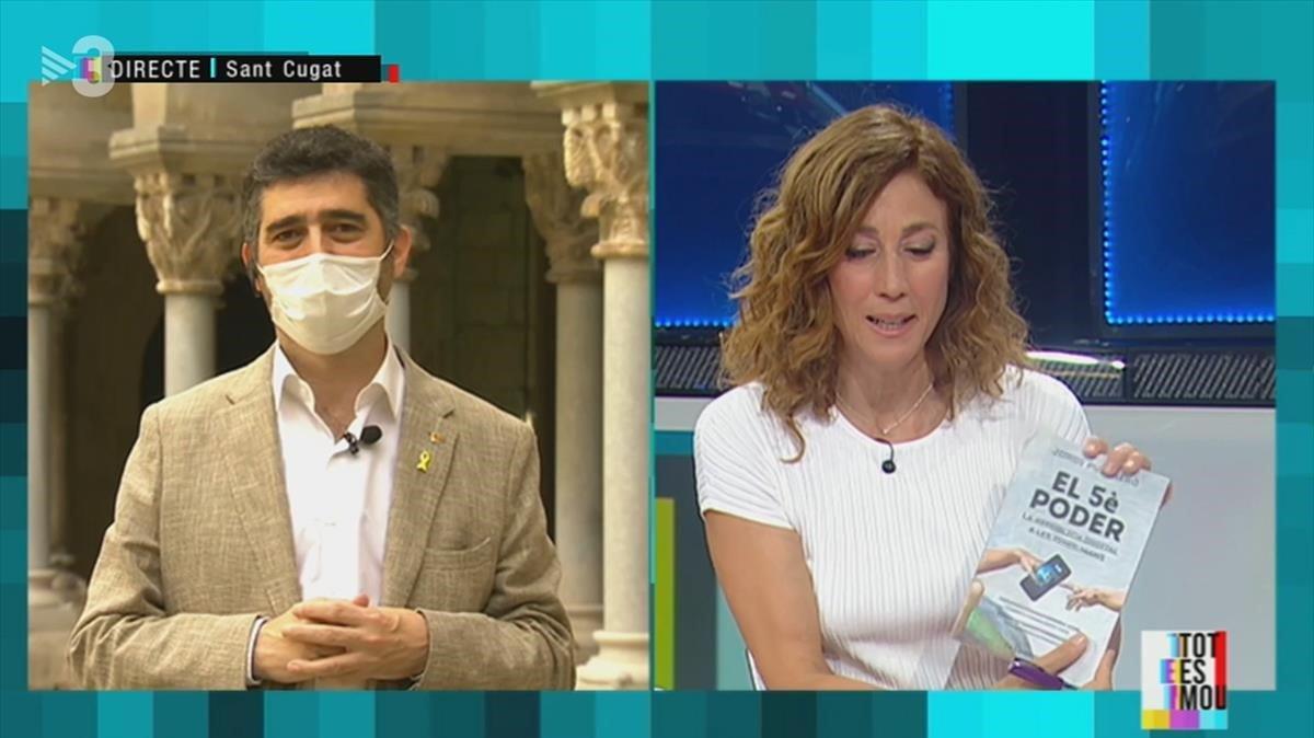 Jordi Puignero y su libro, en ’Tot es mou’ (TV-3). 