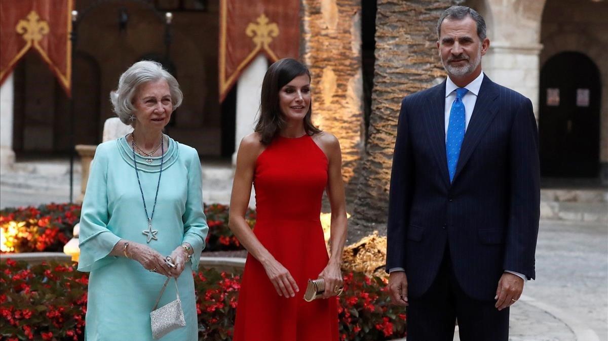 Sofía, Letizia y Felipe VI, en la recepción en el Palacio de la Almudaina, en Palma.